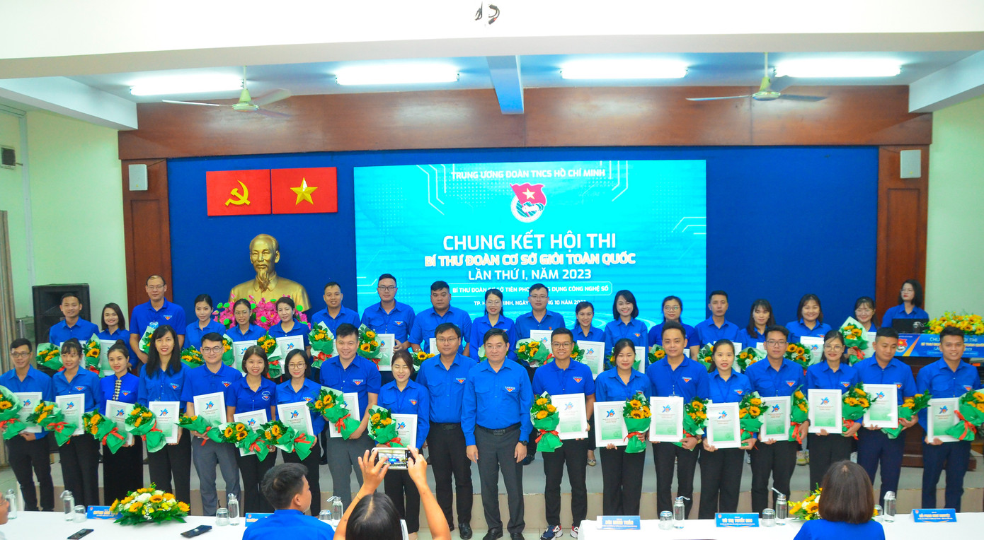 Cũng trong sáng 15/10, Ban Tổ chức hội thi đã trao chứng nhận cho 72 thí sinh tham gia vòng Chung kết hội thi. Ảnh: Đức Duy Cũng trong sáng 15/10, Ban Tổ chức hội thi đã trao chứng nhận cho 72 thí sinh tham gia vòng Chung kết hội thi. Ảnh: Đức Duy