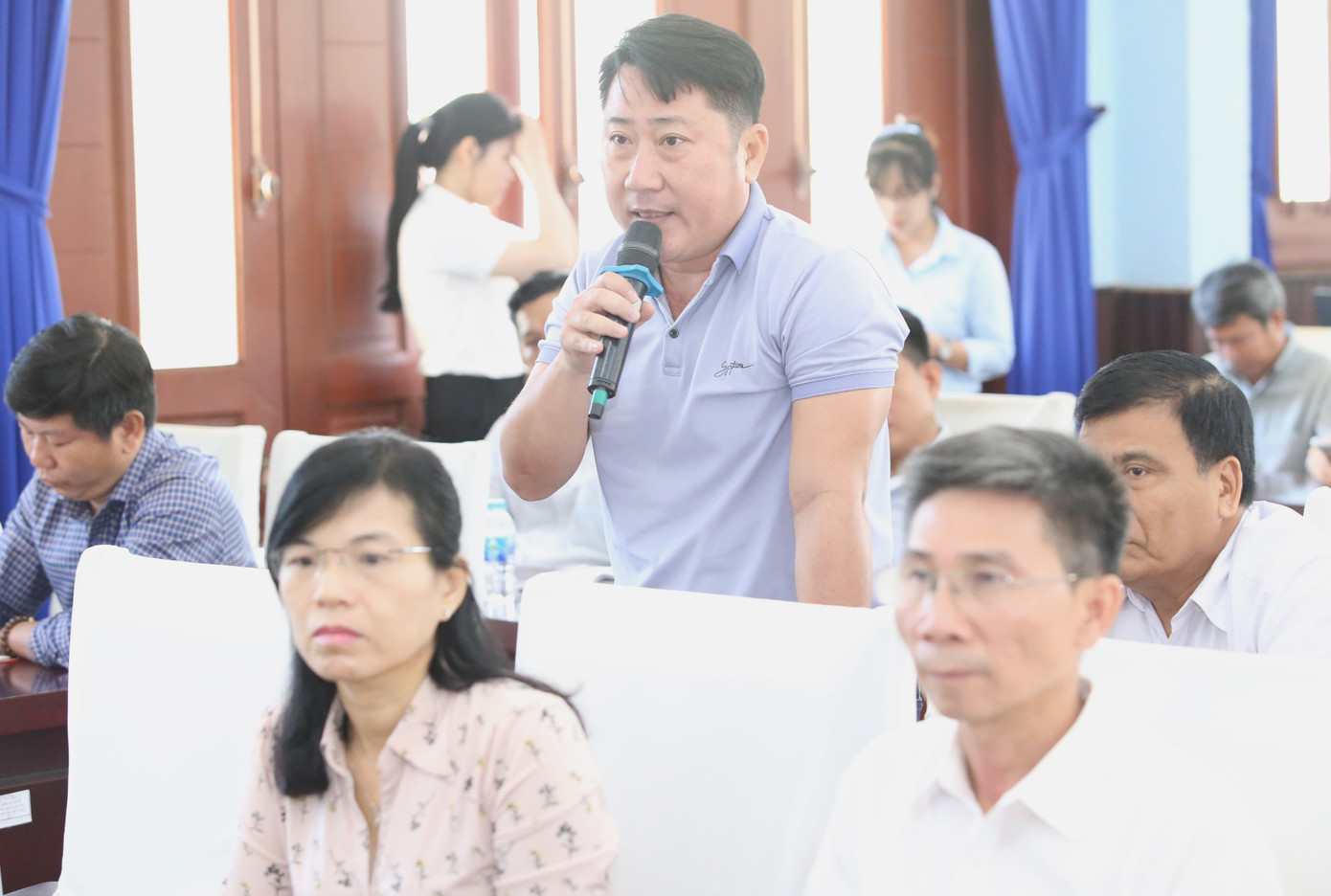 Cử tri Củ Chi nêu ý kiến với các ĐBQH và HĐND TPHCM. Ảnh: Ngô Tùng