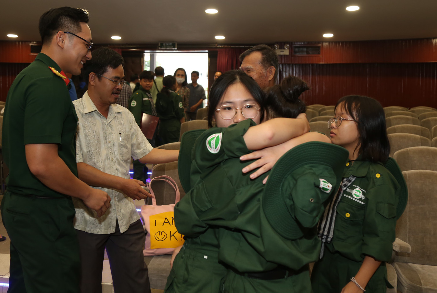 ... Nhưng cũng bồi hồi, lưu luyến trong phút chia tay những "đồng đội" vừa gắn bó trong môi trường quân ngũ. ... Nhưng cũng bồi hồi, lưu luyến trong phút chia tay những "đồng đội" vừa gắn bó trong môi trường quân ngũ.