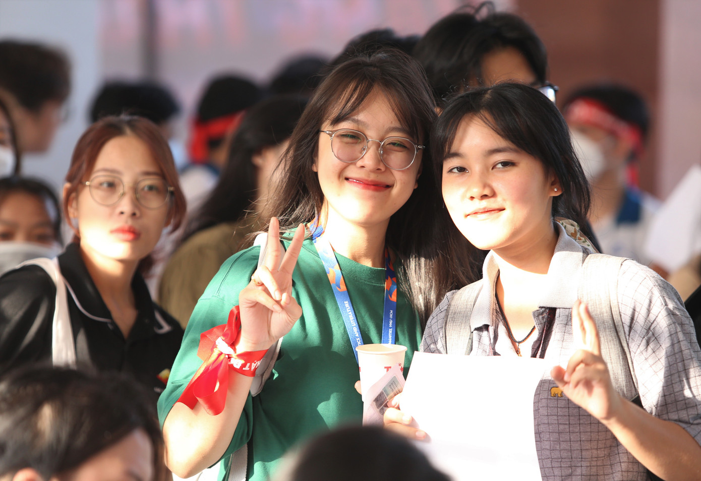 Nụ cười của các bạn trẻ trong lúc chờ góp giọt máu tình nguyện. Nụ cười của các bạn trẻ trong lúc chờ góp giọt máu tình nguyện.