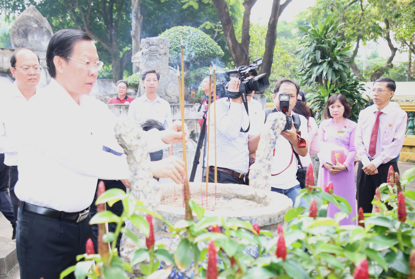 Trước đó, lãnh đạo Thành uỷ - HĐND - UBND - Uỷ ban MTTQ Việt Nam TPHCM đã đến lăng mộ Đức Tả quân Lê Văn Duyệt thành kính dâng hương tưởng nhớ công đức Đức Tả quân. Trước đó, lãnh đạo Thành uỷ - HĐND - UBND - Uỷ ban MTTQ Việt Nam TPHCM đã đến lăng mộ Đức Tả quân Lê Văn Duyệt thành kính dâng hương tưởng nhớ công đức Đức Tả quân.