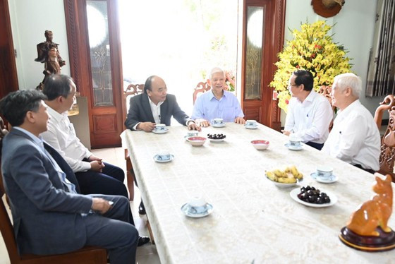 Chủ tịch nước Nguyễn Xuân Phúc thăm, chúc tết nguyên Chủ tịch nước Nguyễn Minh Triết (Ảnh: Văn Minh). Chủ tịch nước Nguyễn Xuân Phúc thăm, chúc tết nguyên Chủ tịch nước Nguyễn Minh Triết (Ảnh: Văn Minh).