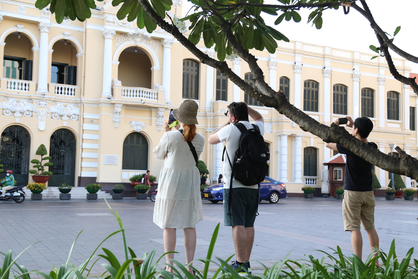 Với kiến trúc hài hòa, độc đáo, tòa nhà cổ kính này luôn là điểm check-in hấp dẫn với du khách quốc tế và người dân trong nước khi đến thăm TPHCM.