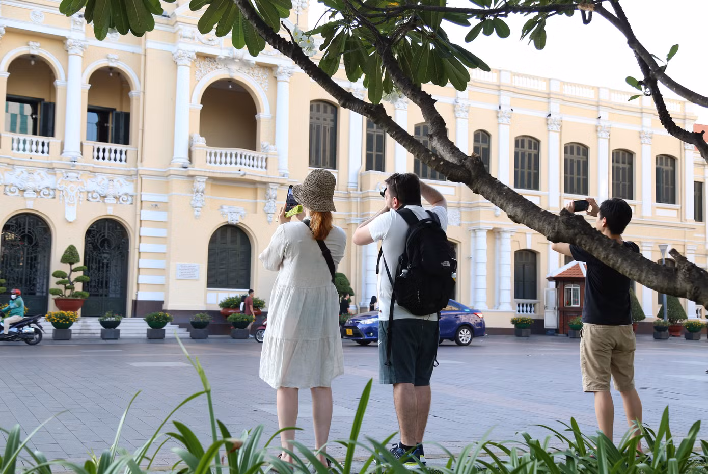 Với kiến trúc hài hòa, độc đáo, tòa nhà cổ kính này luôn là điểm check-in hấp dẫn với du khách quốc tế và người dân trong nước khi đến thăm TPHCM.