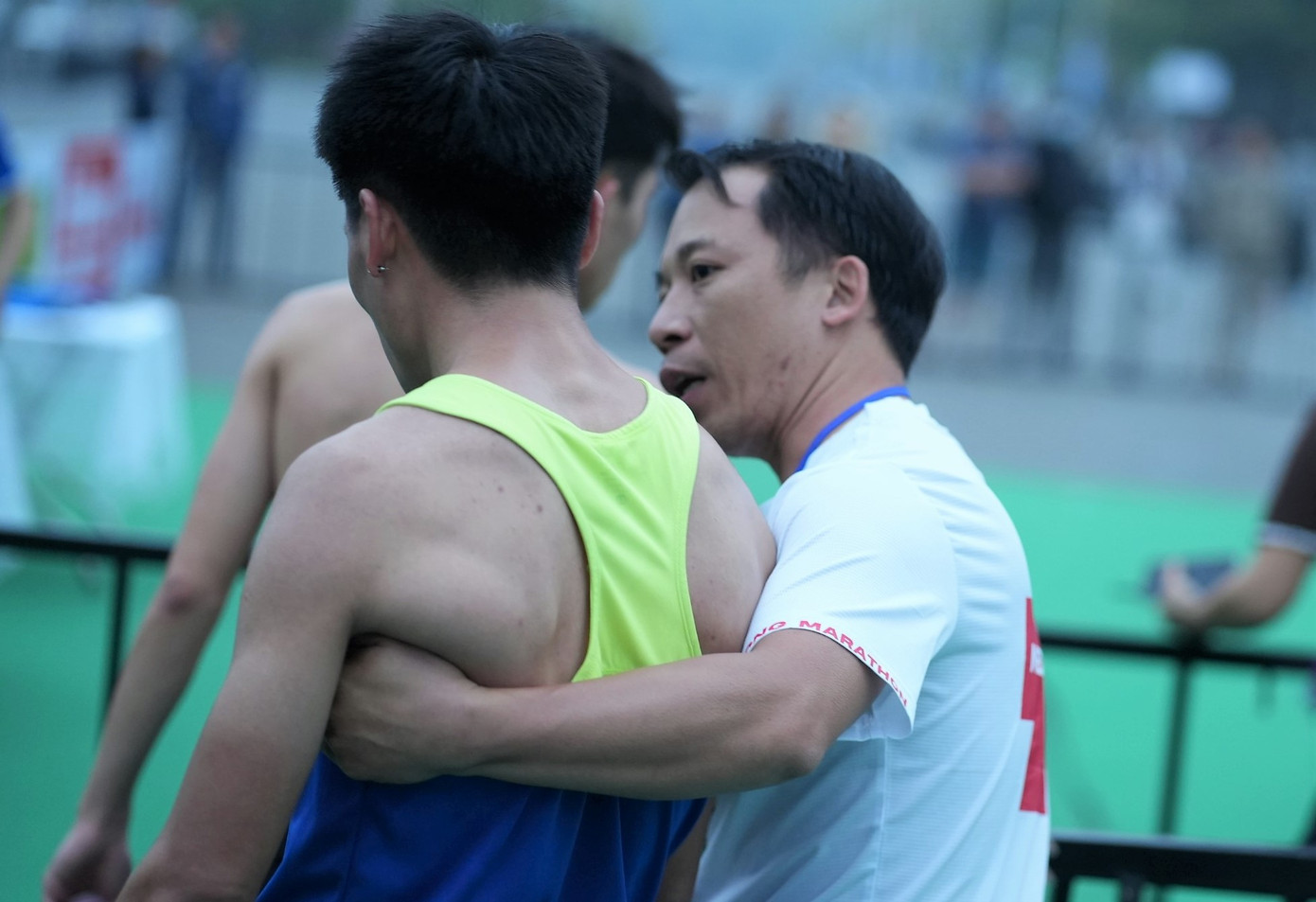 Các y, bác sĩ, tình nguyện viên hết lòng hỗ trợ chăm sóc y tế suốt chặng đường chạy.