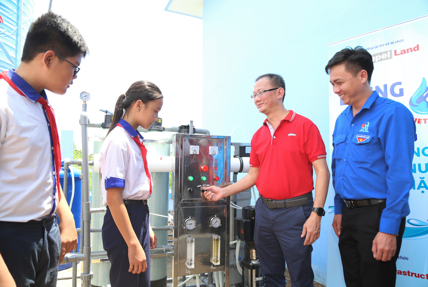 Chính thức vận hành hệ thống lọc nước tặng người dân vùng hạn mặn.