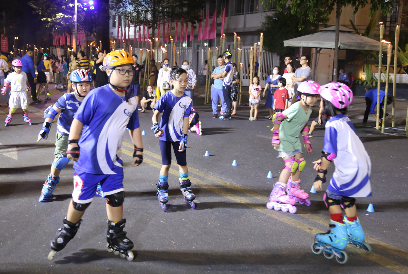 Các bạn nhỏ cùng vui chơi thỏa thích trong đêm khai mạc Lễ hội Thanh niên.