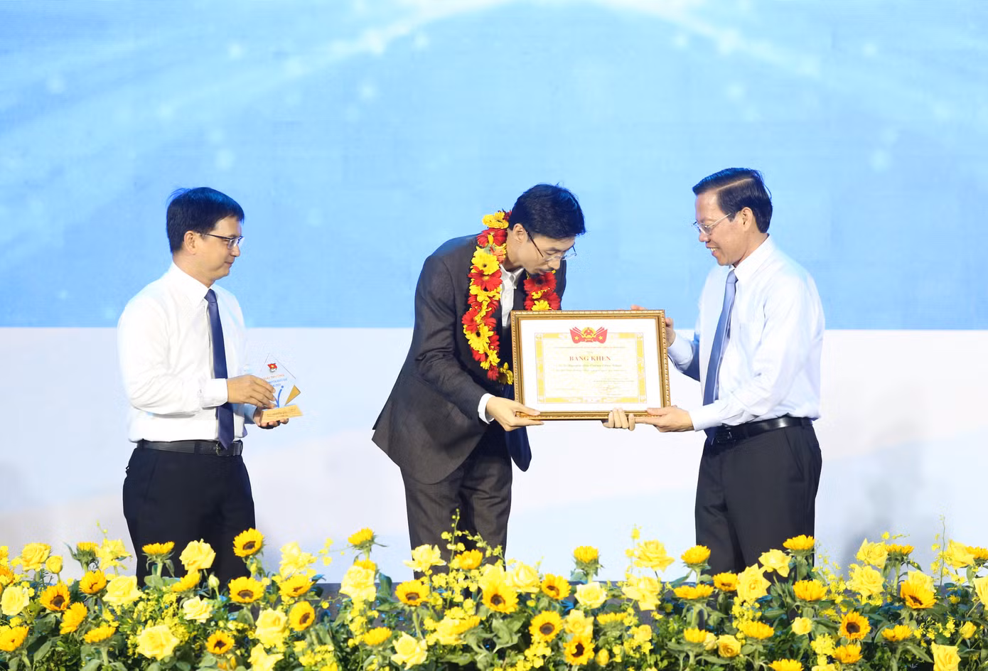 Nguyễn Đức Cường nhận bằng khen từ lãnh đạo TPHCM.