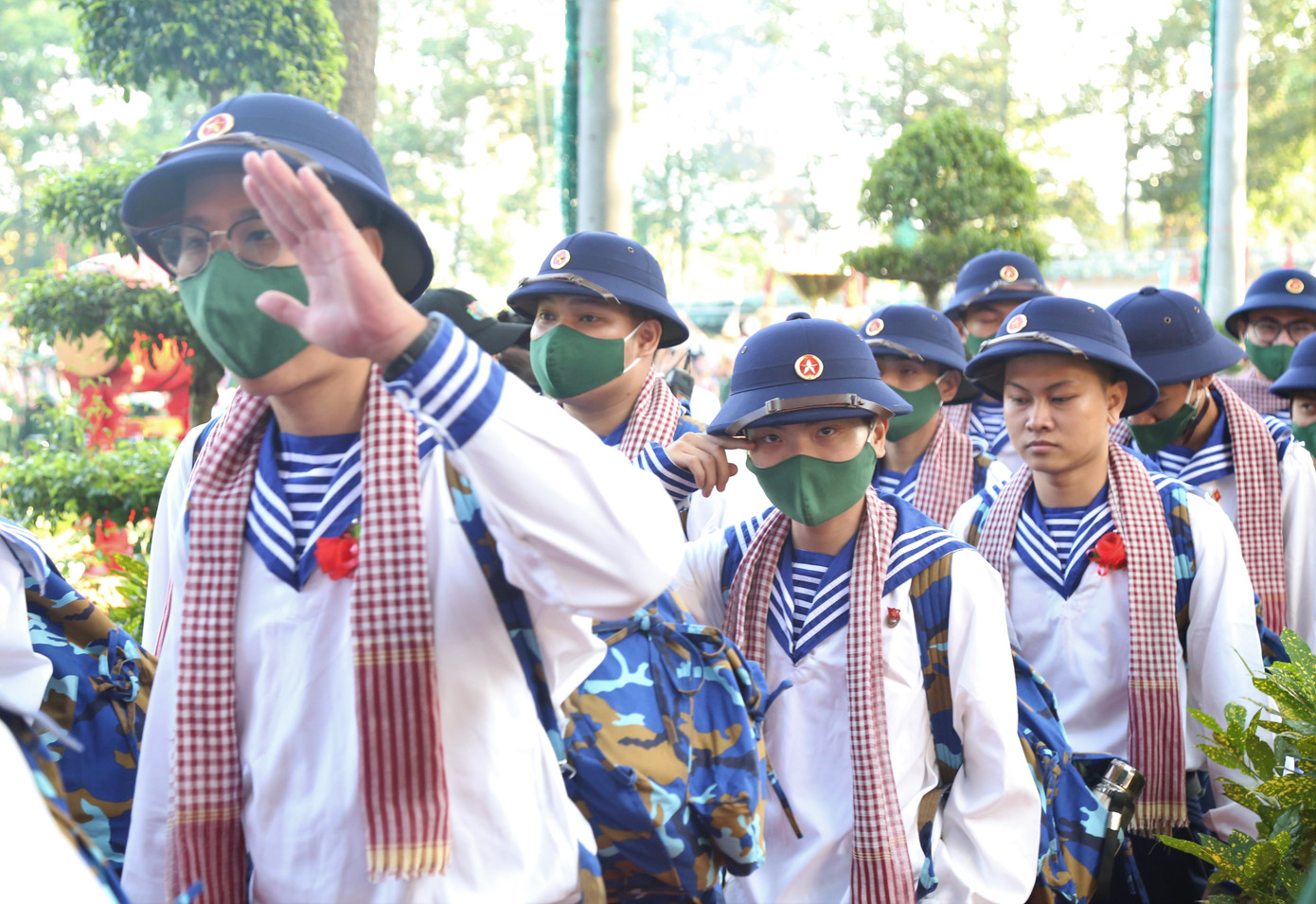 Các chiến sĩ trẻ thuộc biên chế lực lượng Hải quân lên đường về đơn vị huấn luyện.