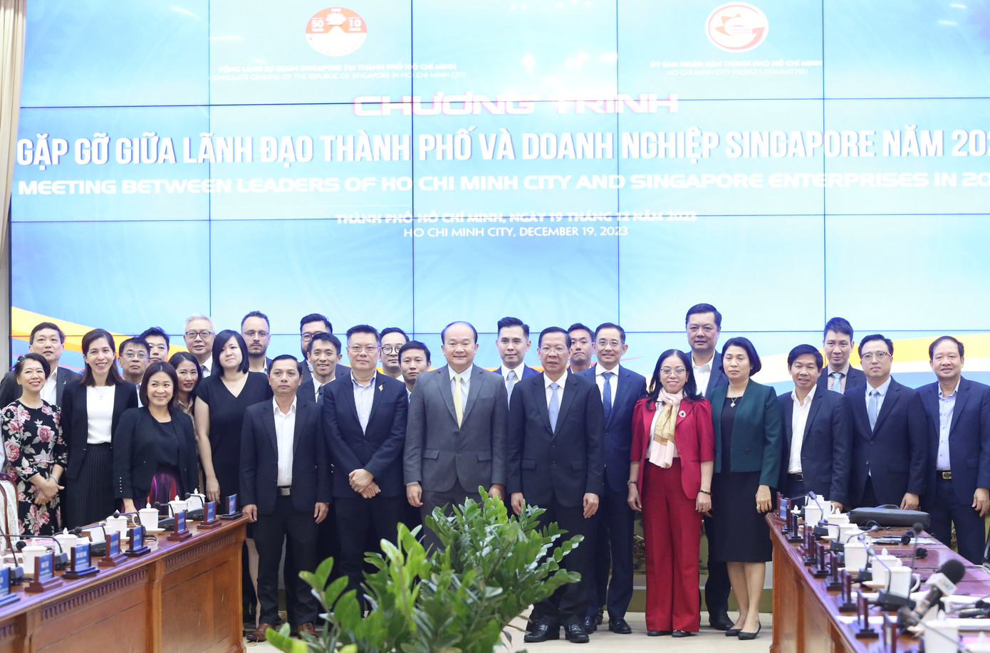 Lãnh đạo TPHCM cùng đại diện các doanh nghiệp Singapore tại buổi gặp mặt. Ảnh: Ngô Tùng.