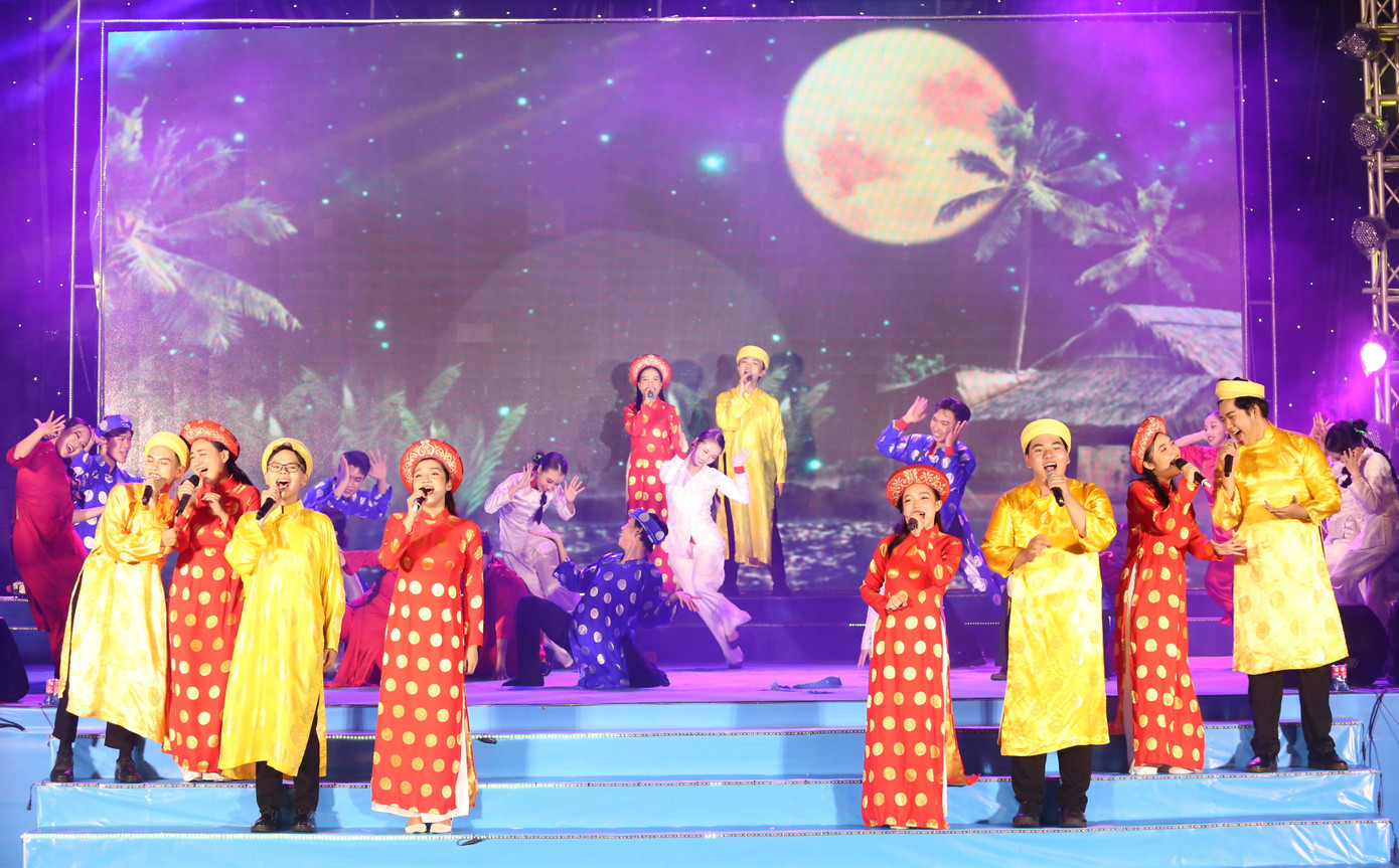 Một tiết mục đậm sắc màu với sự dàn dựng, biểu diễn công phu, ấn tượng của các bạn sinh viên Đội Văn nghệ xung kích CKT (Trường Đại học Khoa học Xã hội và Nhân văn, Đại học Quốc gia TPHCM).