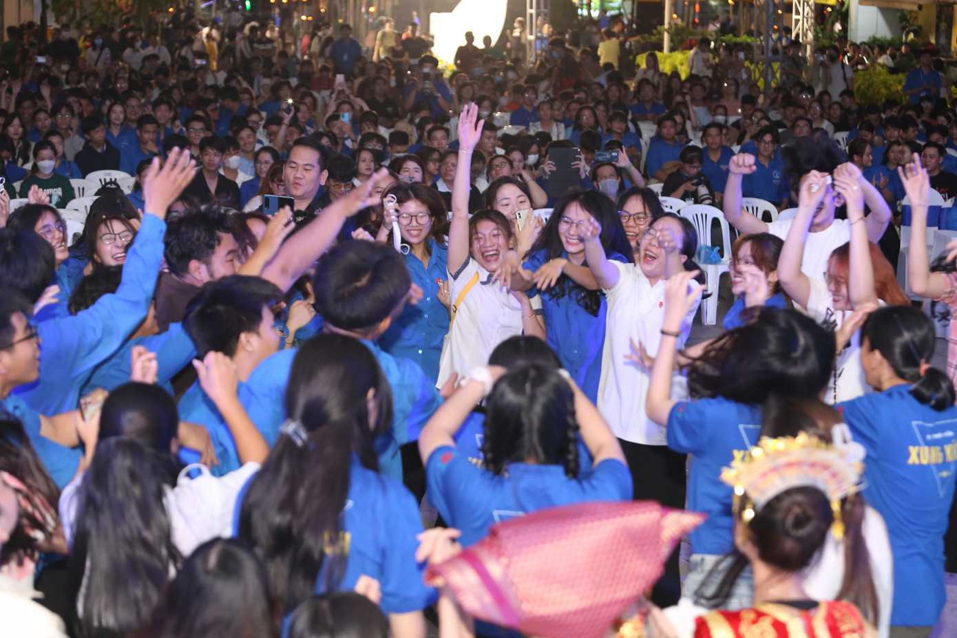 Bạn trẻ phấn khởi hòa vui với từng hoạt động lễ hội.