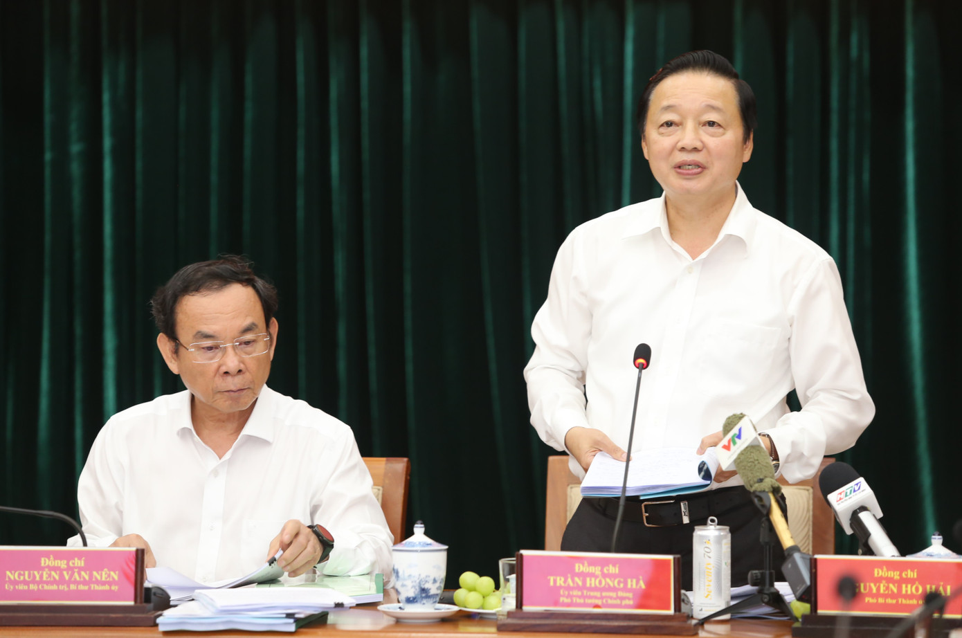 Phó Thủ tướng Trần Hồng Hà trao đổi tại buổi khảo sát. Ảnh: Ngô Tùng.