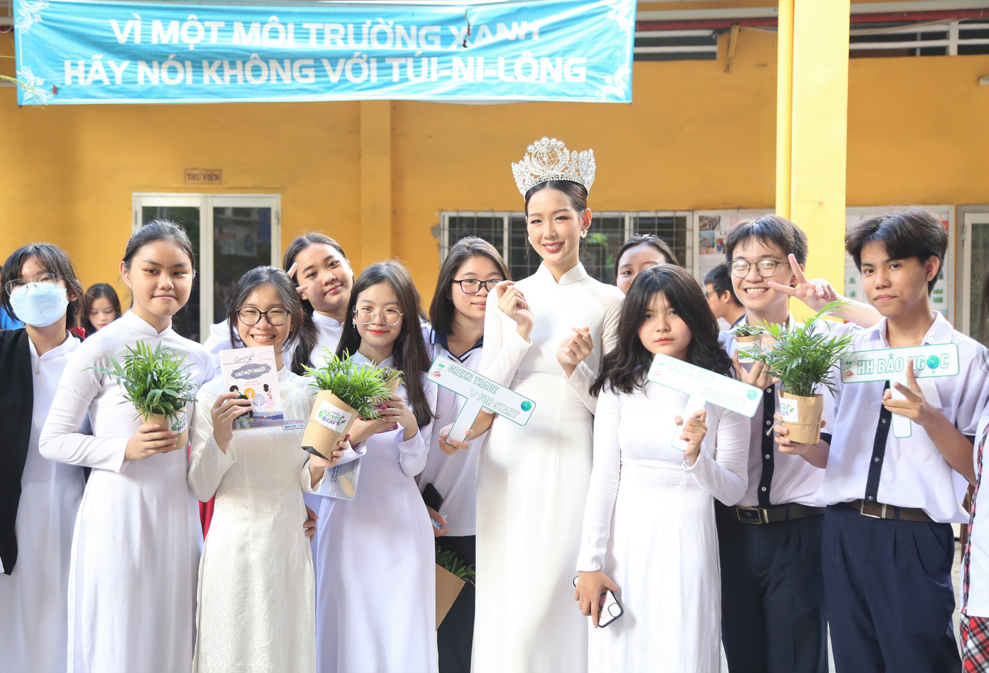 Nàng hậu quê miền "gạo trắng nước trong" Cần Thơ lan tỏa tình yêu lớn đối với mẹ Trái đất, hành tinh mà tất cả chúng ta đang hít thở mỗi ngày. Nàng hậu quê miền "gạo trắng nước trong" Cần Thơ lan tỏa tình yêu lớn đối với mẹ Trái đất, hành tinh mà tất cả chúng ta đang hít thở mỗi ngày.