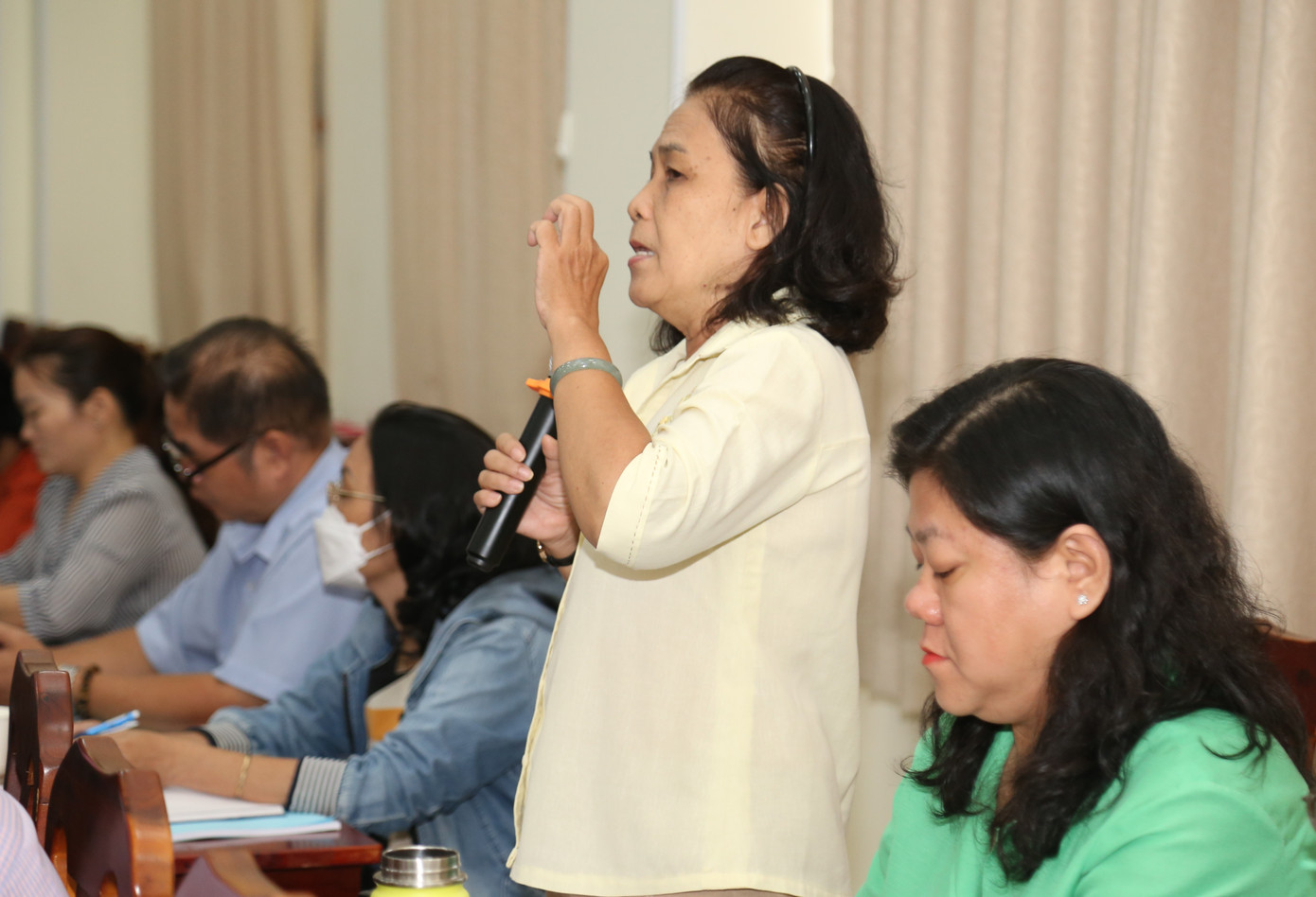 Bà Thu Trang nêu ý kiến tại hội nghị. Bà Thu Trang nêu ý kiến tại hội nghị.