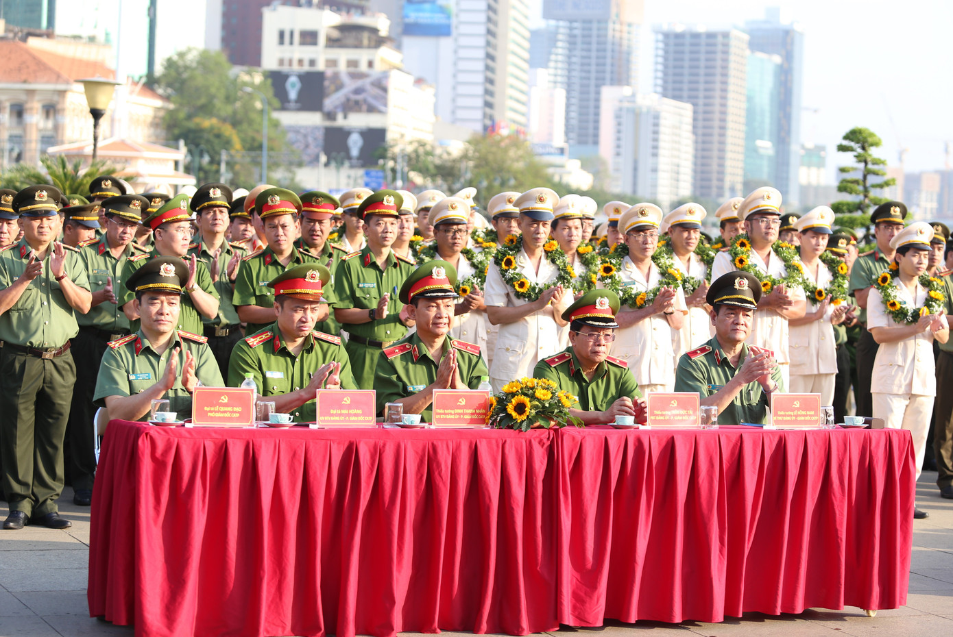 Lãnh đạo Đảng ủy - Ban Giám đốc Công an TPHCM cùng các gương tiêu biểu tại buổi lễ.