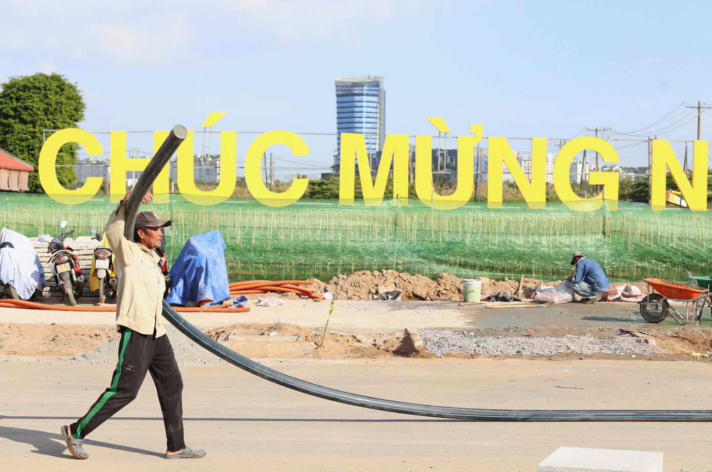 Bất kể nắng nóng, mỗi người đều tập trung vào các công việc đã được phân công trên từng khu vực, hạng mục cụ thể.