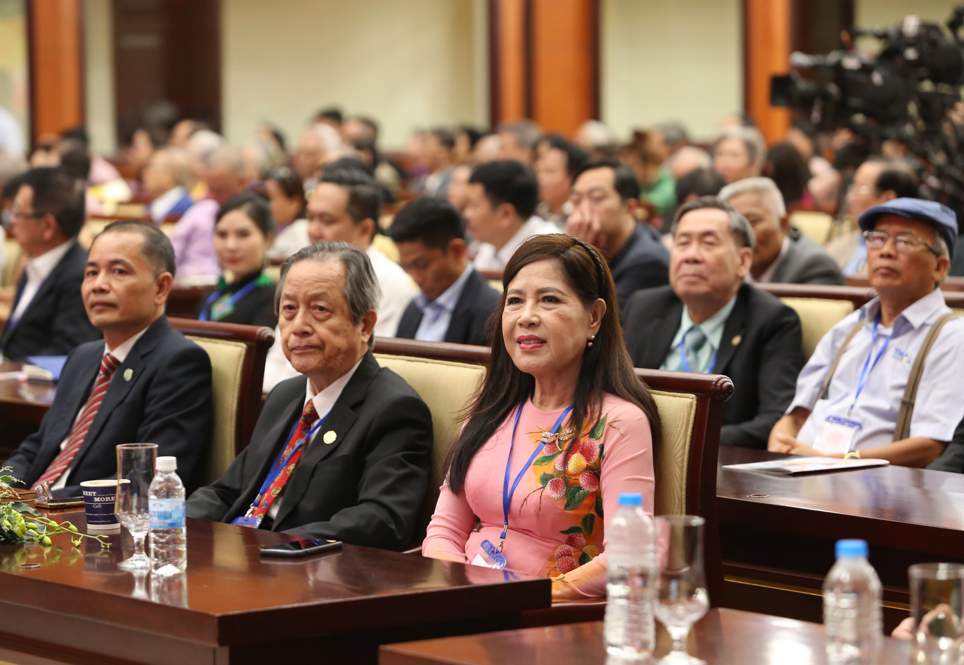 Đại biểu kiều bào tham dự chương trình họp mặt. Đại biểu kiều bào tham dự chương trình họp mặt.