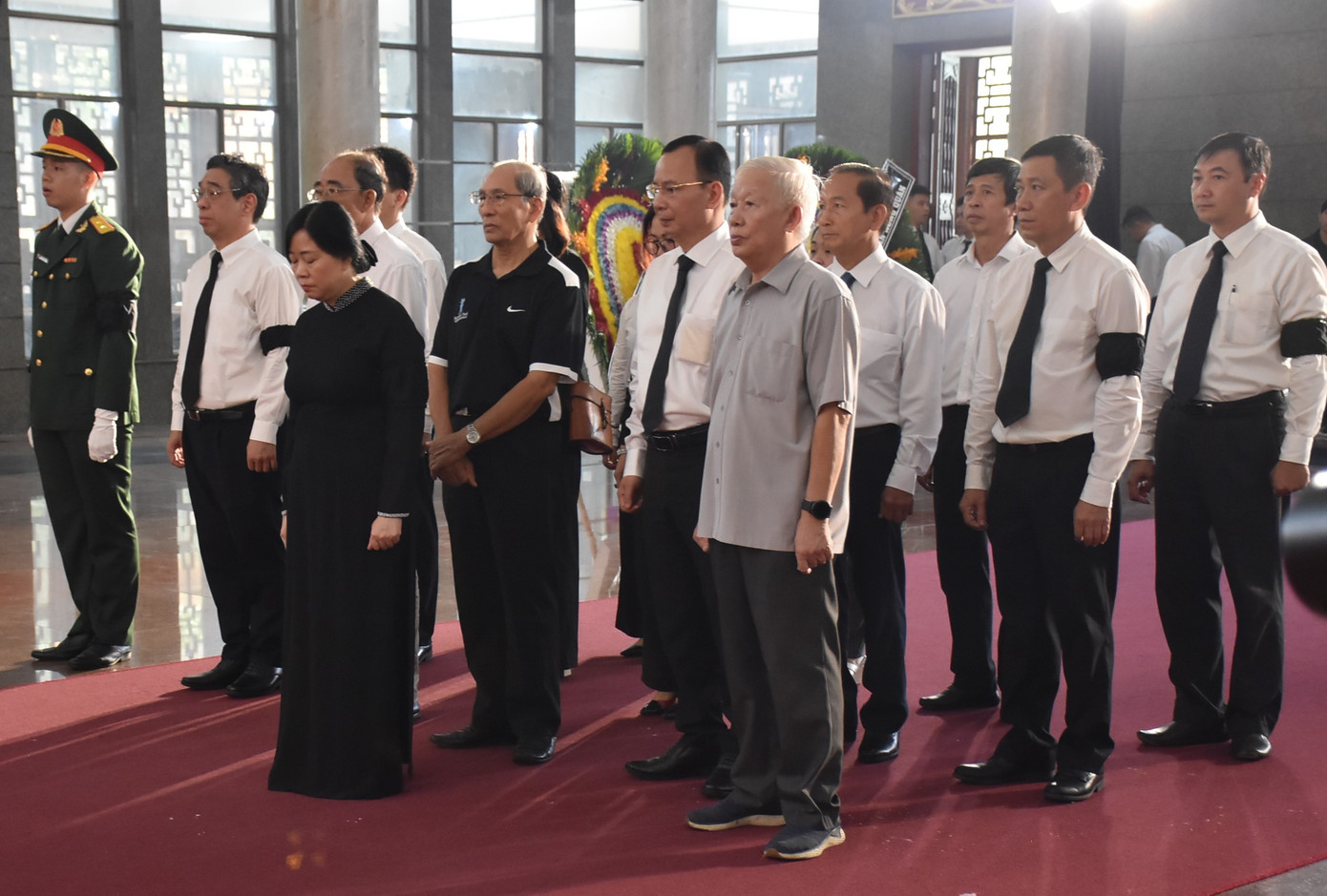 Đoàn Ban Bí thư Trung ương Đảng do Bí thư Trung ương Đảng, Trưởng ban Dân vận Trung ương Bùi Thị Minh Hoài làm trưởng đoàn viếng GS Trần Hồng Quân. Đoàn Ban Bí thư Trung ương Đảng do Bí thư Trung ương Đảng, Trưởng ban Dân vận Trung ương Bùi Thị Minh Hoài làm trưởng đoàn viếng GS Trần Hồng Quân.