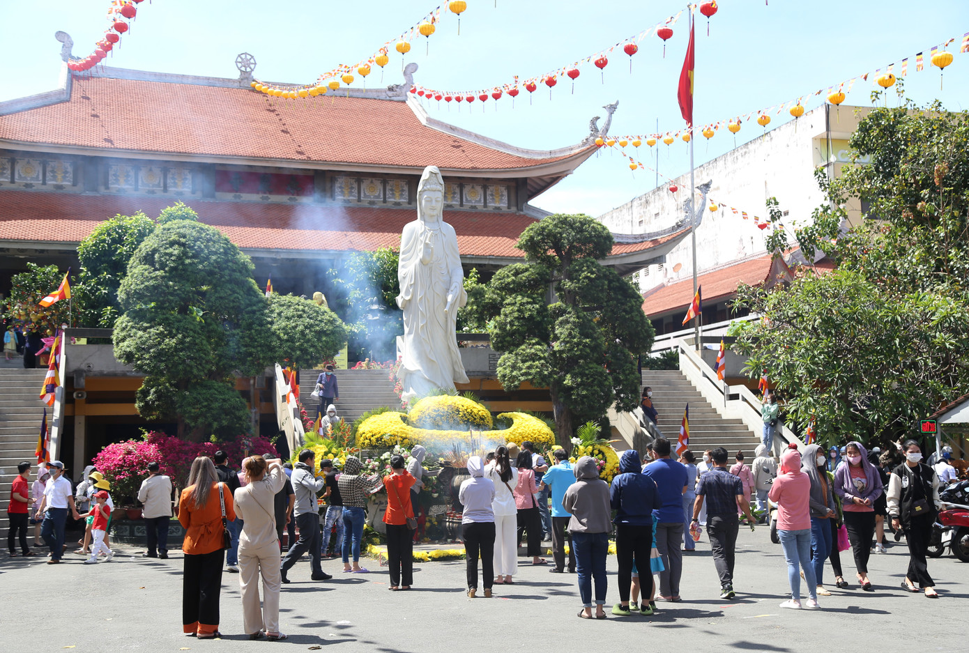 Người người lắng lòng thành tâm đảnh lễ chư Phật.