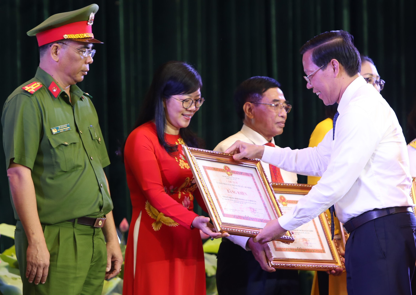 Chủ tịch UBND TPHCM Phan Văn Mãi khen thưởng các tập thể tiêu biểu.