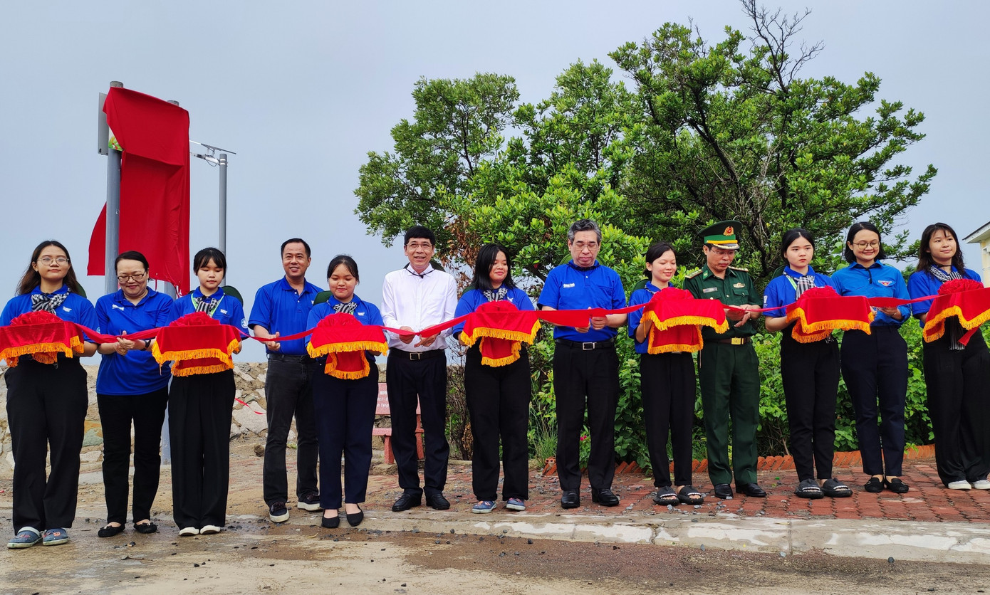 Trong khuôn khổ ngày hoạt động cao điểm tại huyện đảo Cần Giờ, lãnh đạo TPHCM cùng các đơn vị đã cắt băng khánh thành công trình "Thắp sáng đường biên" dọc bờ kè thuộc ấp Thạnh Hòa (xã Thạnh An).