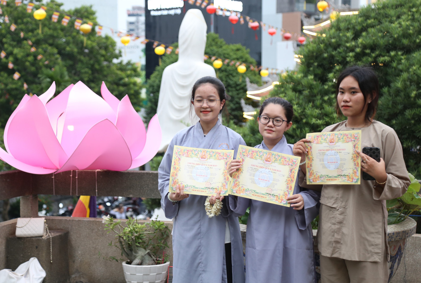 "Hôm nay ngày Đại lễ Phật đản cũng là một cái duyên nên mình quyết định đi quy y. Người thân trong nhà theo đạo Phật, mình cũng muốn thực hiện theo", Ngọc Hiếu chia sẻ.