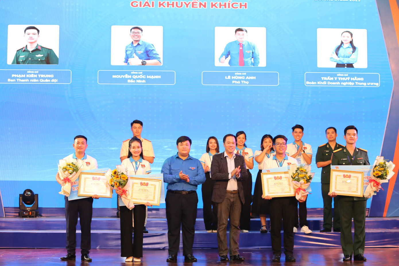 Đại diện Ban Tổ chức trao giải Khuyến khích cho các thí sinh. Đại diện Ban Tổ chức trao giải Khuyến khích cho các thí sinh.