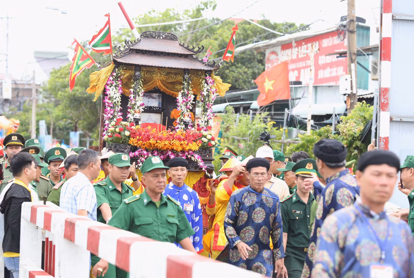 Kiệu lễ đi qua một số cung đường ở thị trấn Cần Thạnh và được di chuyển lên thuyền lễ trước khi vươn khơi làm lễ Nghinh Ông. Kiệu lễ đi qua một số cung đường ở thị trấn Cần Thạnh và được di chuyển lên thuyền lễ trước khi vươn khơi làm lễ Nghinh Ông.