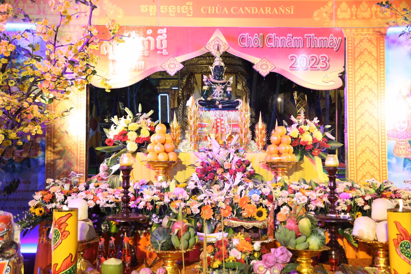 Chư tăng, phật tử thiết trí trang trọng không gian chiêm bái.