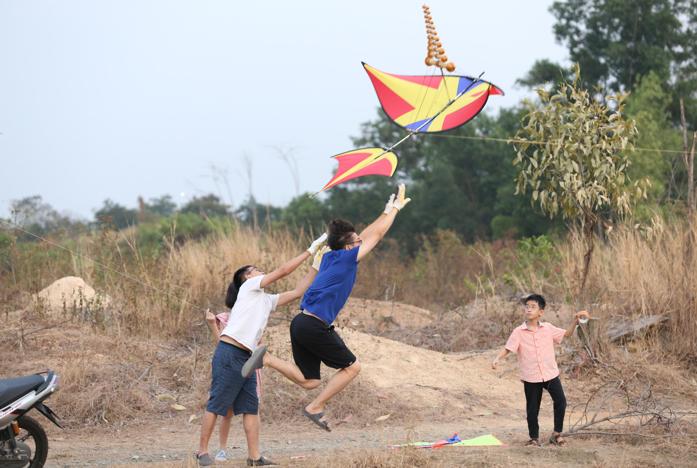 Một nhóm bạn trẻ cuốn hút nhiều ánh nhìn khi chơi loại diều sáo vốn được chế tạo cầu kỳ, công phu.