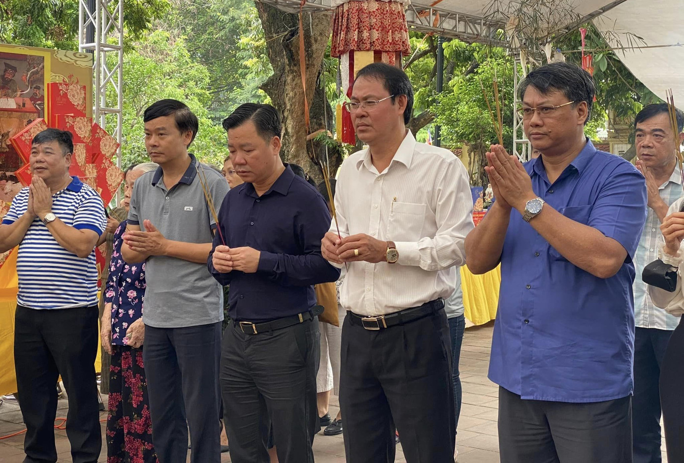 Đoàn công tác TPHCM thắp hương tưởng niệm nạn nhân không may qua đời trong vụ cháy.