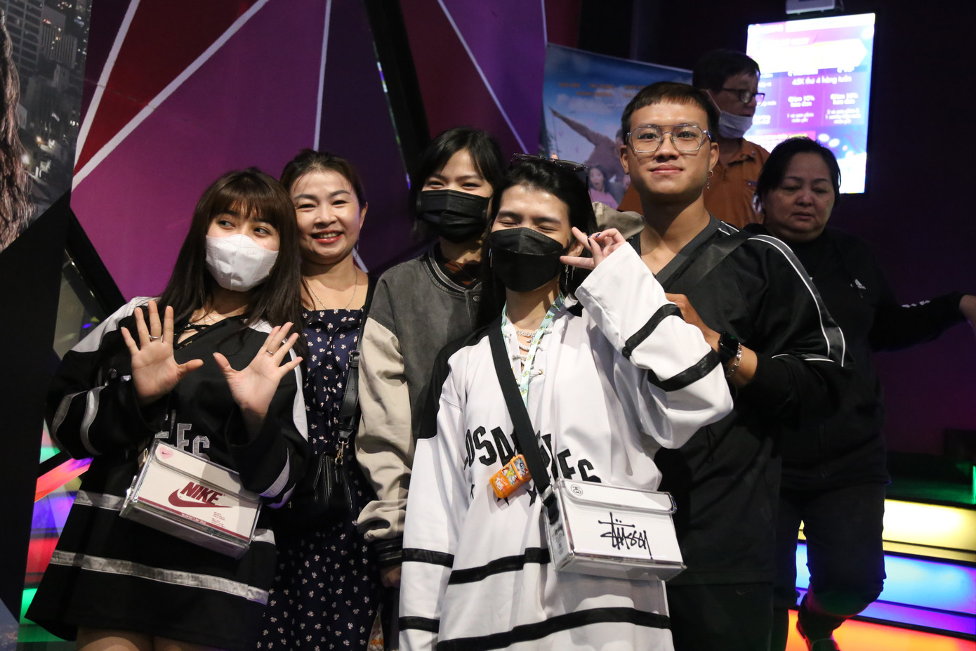 Một số phụ huynh cũng bị cuốn hút với sức nóng của các bộ phim.