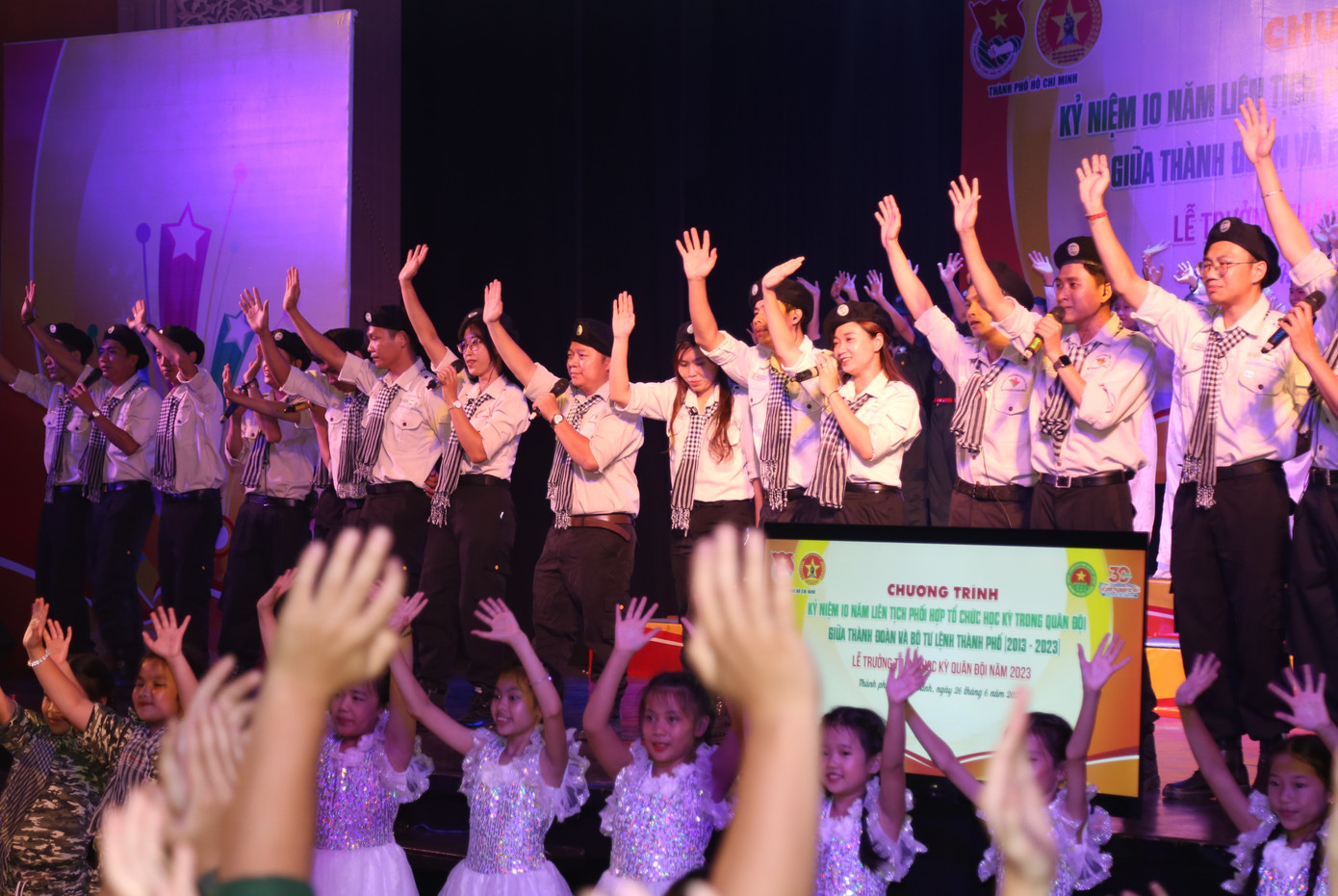 Các anh chị thành viên Ban huấn luyện chương trình, những người dìu dắt, rèn luyện các bạn nhỏ trong học kỳ lý thú. Các anh chị thành viên Ban huấn luyện chương trình, những người dìu dắt, rèn luyện các bạn nhỏ trong học kỳ lý thú.