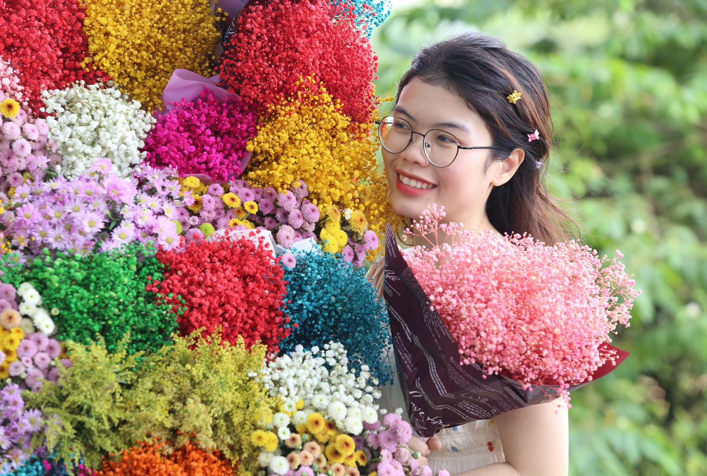 Với một chiếc xe máy hoặc xe đạp, chủ nhân bài trí lên đó nhiều loại hoa khác nhau như: baby (loại hoa chủ đạo), cúc, hồng, sen... Một số xe hoa trang trí thêm bong bóng, nón lá... Tất cả tạo nên một xe hoa đa sắc thu hút nhiều người ở phương Nam