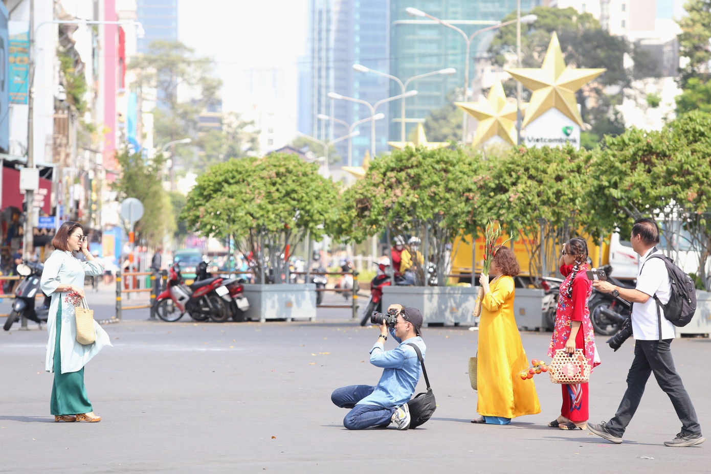 Một điểm đến khác cũng luôn hút khách là chợ Bến Thành. Thời điểm này, nhiều người cũng tìm đến để chụp bộ ảnh kỷ niệm mùa Tết 2024. Một điểm đến khác cũng luôn hút khách là chợ Bến Thành. Thời điểm này, nhiều người cũng tìm đến để chụp bộ ảnh kỷ niệm mùa Tết 2024.