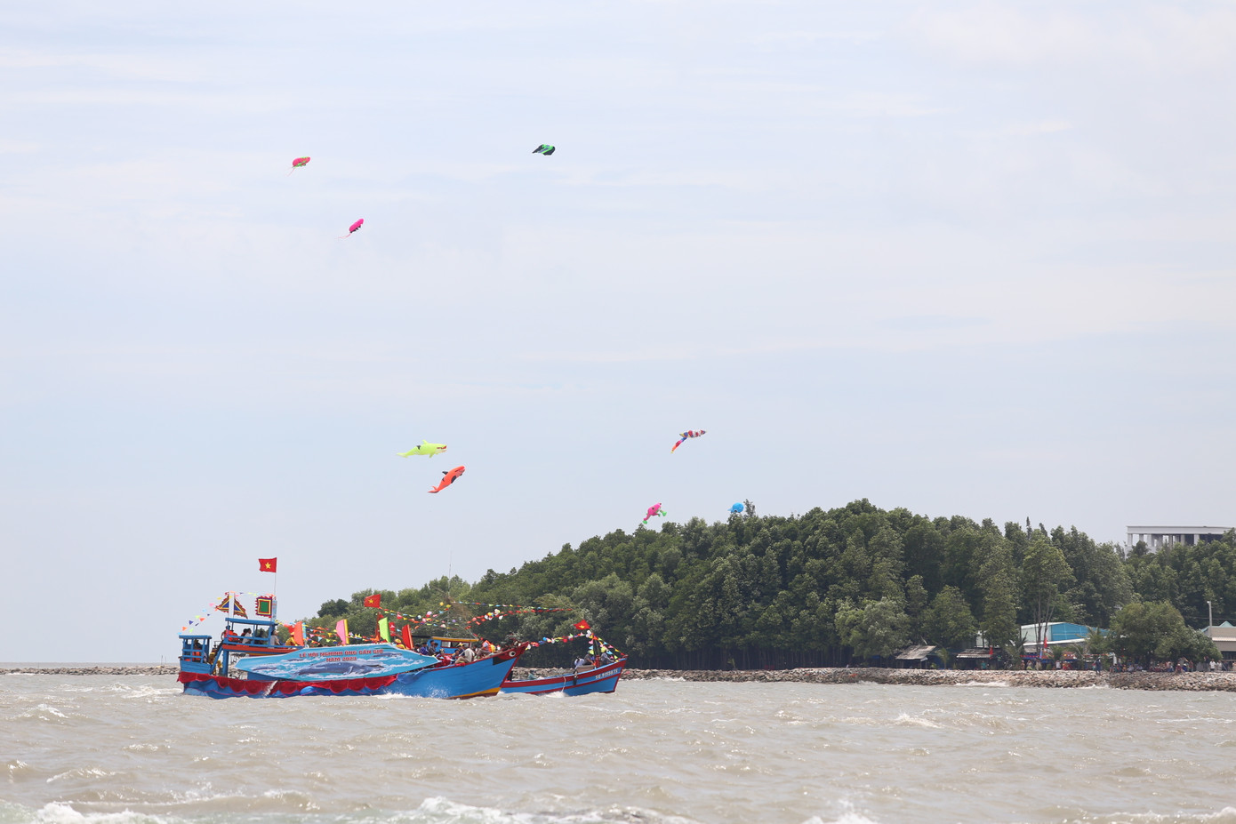 Sau đó, đoàn quay lại và rước lễ trở về Lăng Ông Thuỷ tướng để thực hiện các nghi lễ truyền thống.