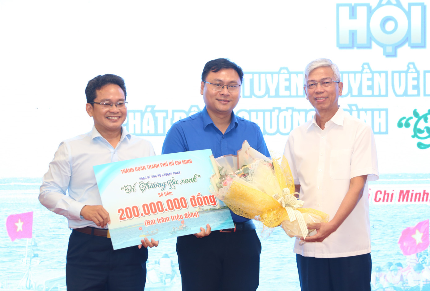 Lãnh đạo thành phố tiếp nhận ủng hộ 200 triệu đồng của Thành Đoàn TPHCM cho chương trình "Vì Trường Sa xanh".