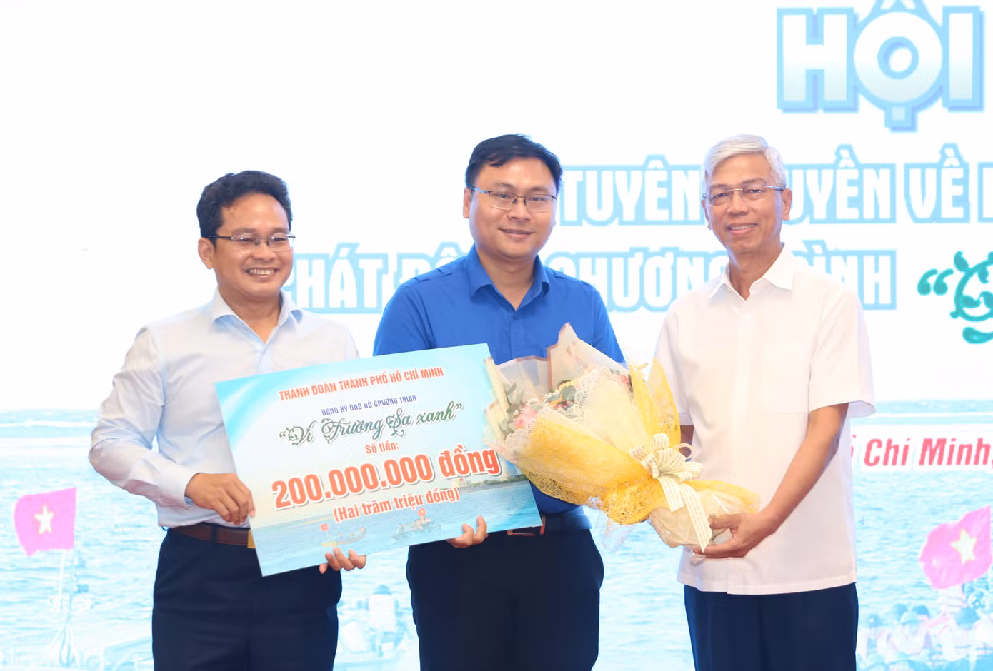 Lãnh đạo thành phố tiếp nhận ủng hộ 200 triệu đồng của Thành Đoàn TPHCM cho chương trình "Vì Trường Sa xanh". Lãnh đạo thành phố tiếp nhận ủng hộ 200 triệu đồng của Thành Đoàn TPHCM cho chương trình "Vì Trường Sa xanh".