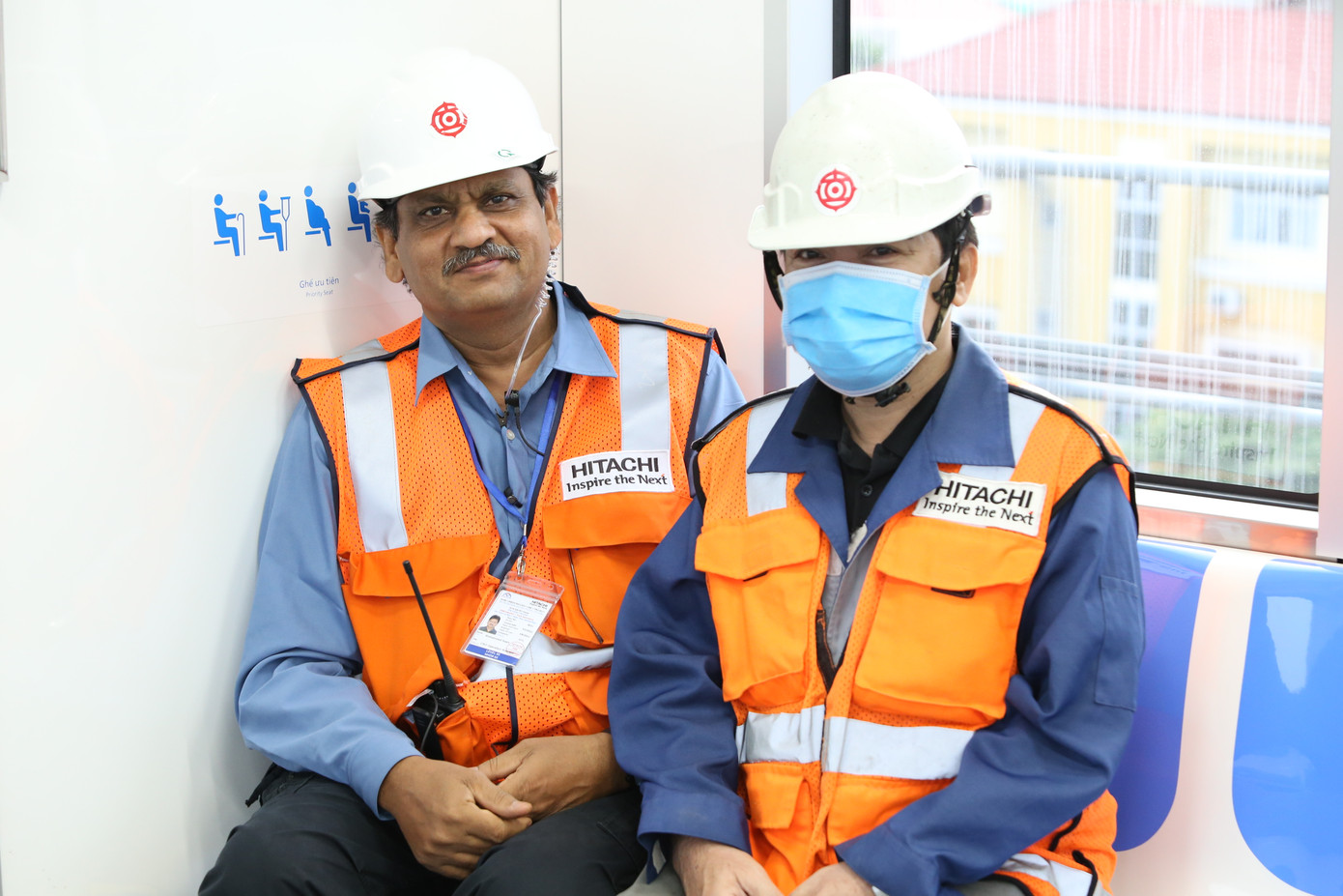 Nhân viên người nước ngoài trên đoàn tàu metro số 1.