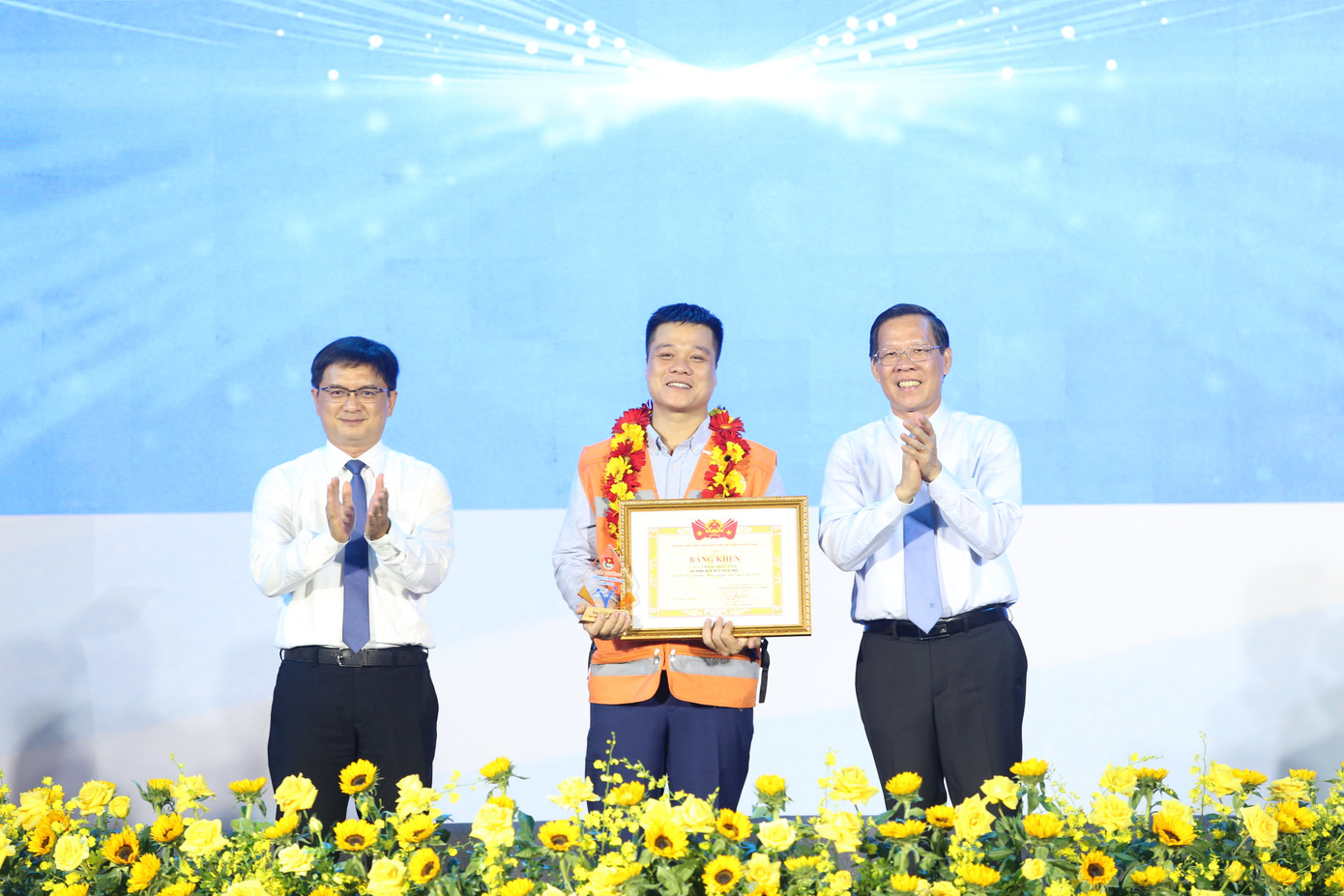 Chủ tịch UBND TPHCM Phan Văn Mãi (bên phải) và Trưởng ban Dân vận Thành ủy TPHCM Nguyễn Mạnh Cường khen thưởng anh Phạm Quốc Việt. Chủ tịch UBND TPHCM Phan Văn Mãi (bên phải) và Trưởng ban Dân vận Thành ủy TPHCM Nguyễn Mạnh Cường khen thưởng anh Phạm Quốc Việt.