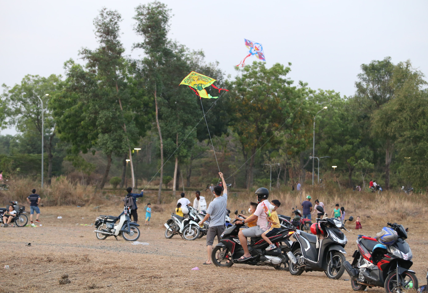 Chiều chiều, nhiều gia đình và một số sinh viên tìm đến cánh đồng này thả diều thư giãn sau một ngày học tập, làm việc.