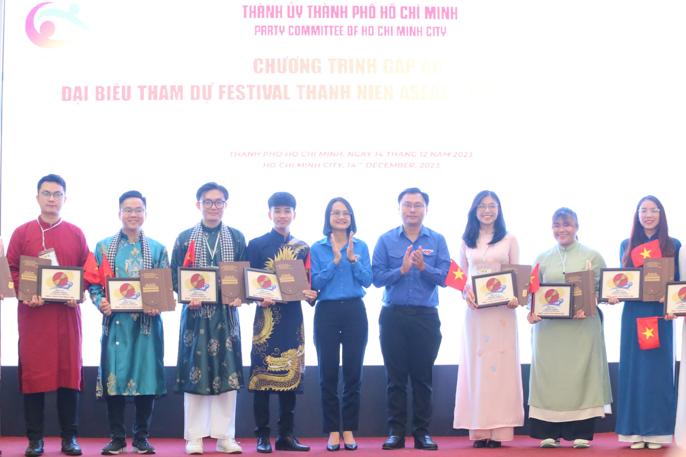 Lãnh đạo Thành Đoàn TPHCM tặng quà cho các thành viên đoàn đại biểu Việt Nam dự festival. Lãnh đạo Thành Đoàn TPHCM tặng quà cho các thành viên đoàn đại biểu Việt Nam dự festival.