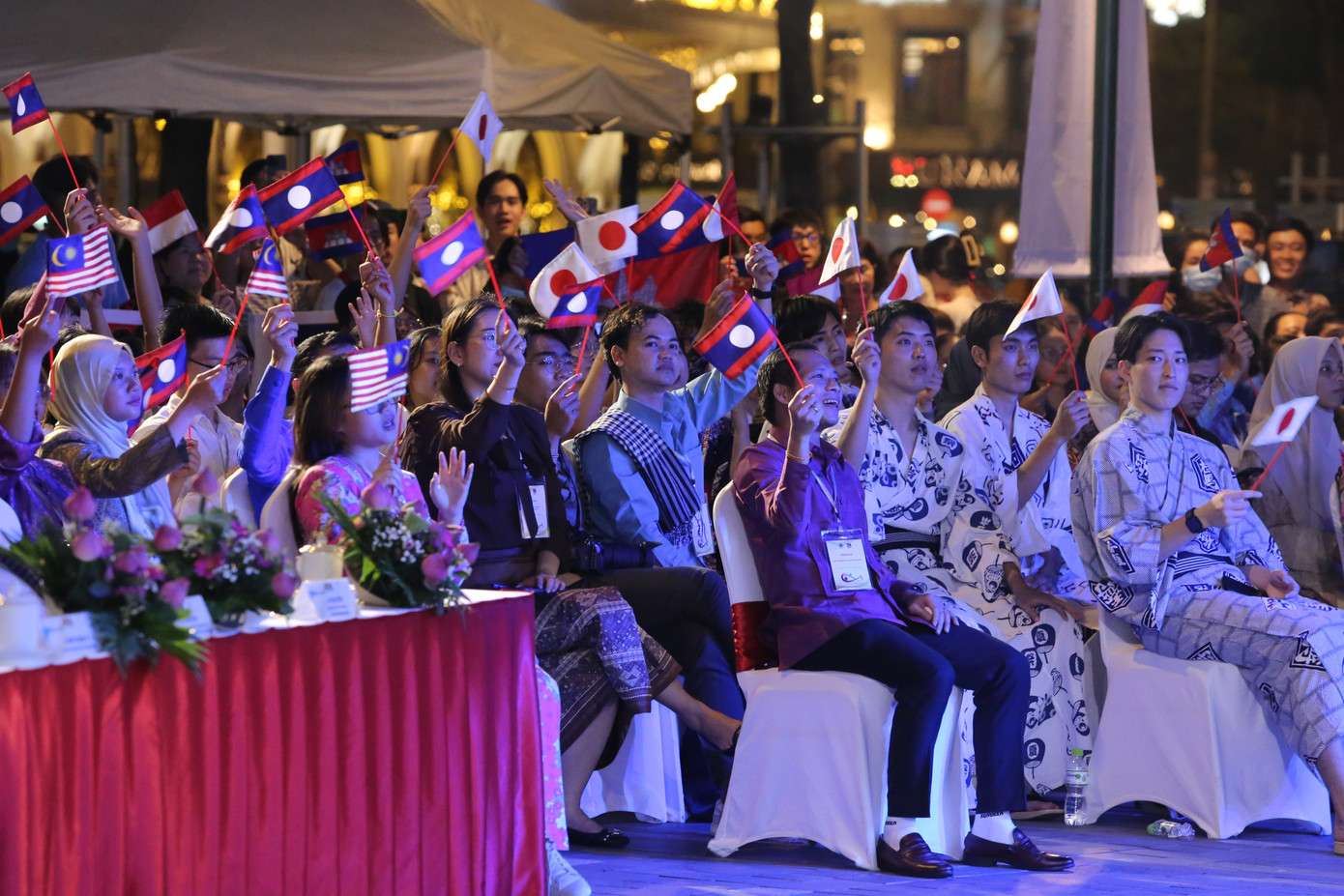 Đại biểu thanh niên các nước trong khu vực và Nhật Bản tham dự chương trình.