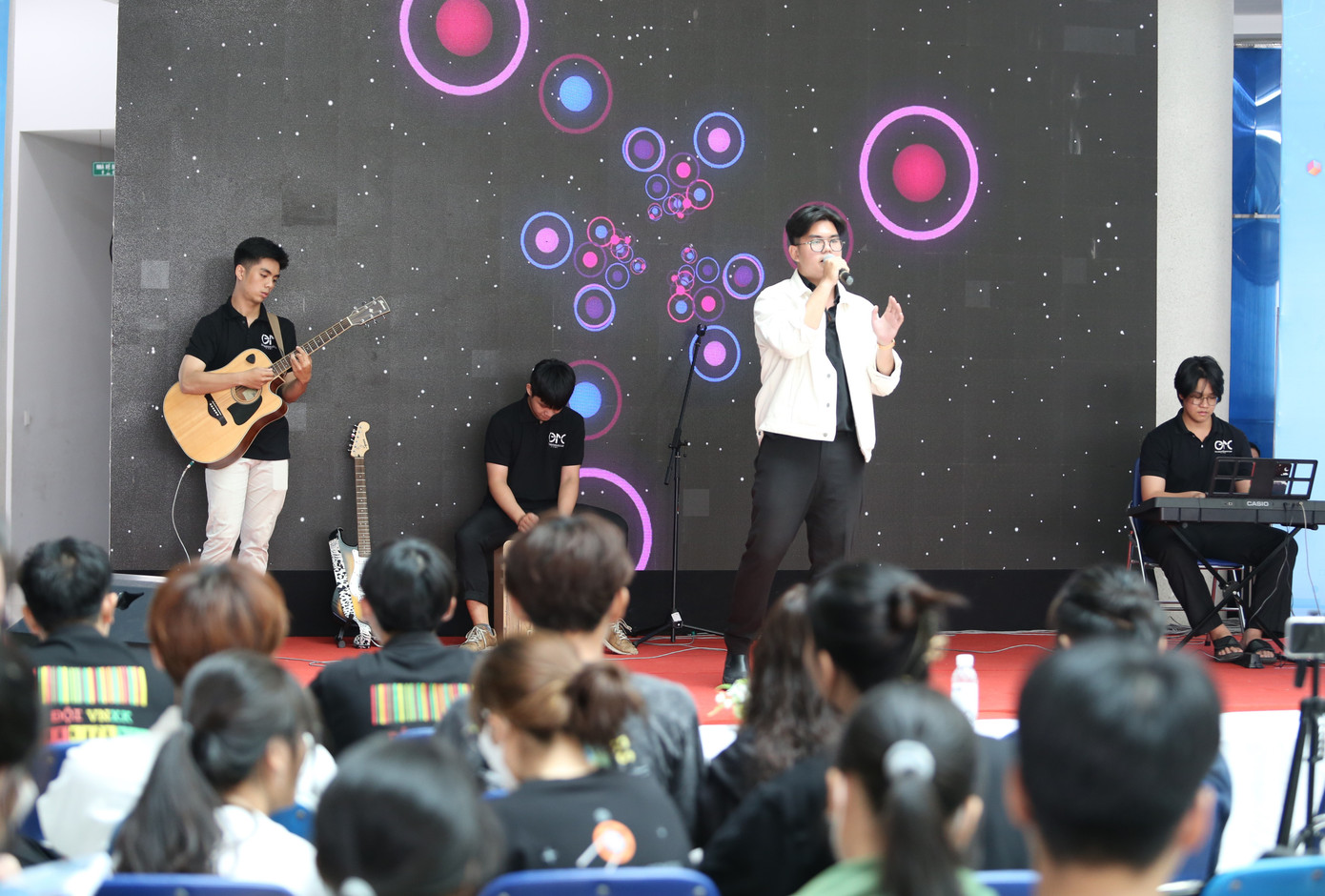Cạnh đó, các Câu lạc bộ - đội nhóm văn nghệ sinh viên cũng mang đến những sắc màu âm nhạc tươi vui, sôi nổi phục vụ đông đảo bạn trẻ.