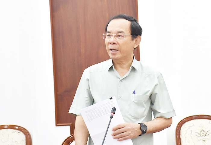 Bí thư Thành uỷ TPHCM Nguyễn Văn Nên trao đổi tại buổi họp. Ảnh: Thành uỷ TPHCM