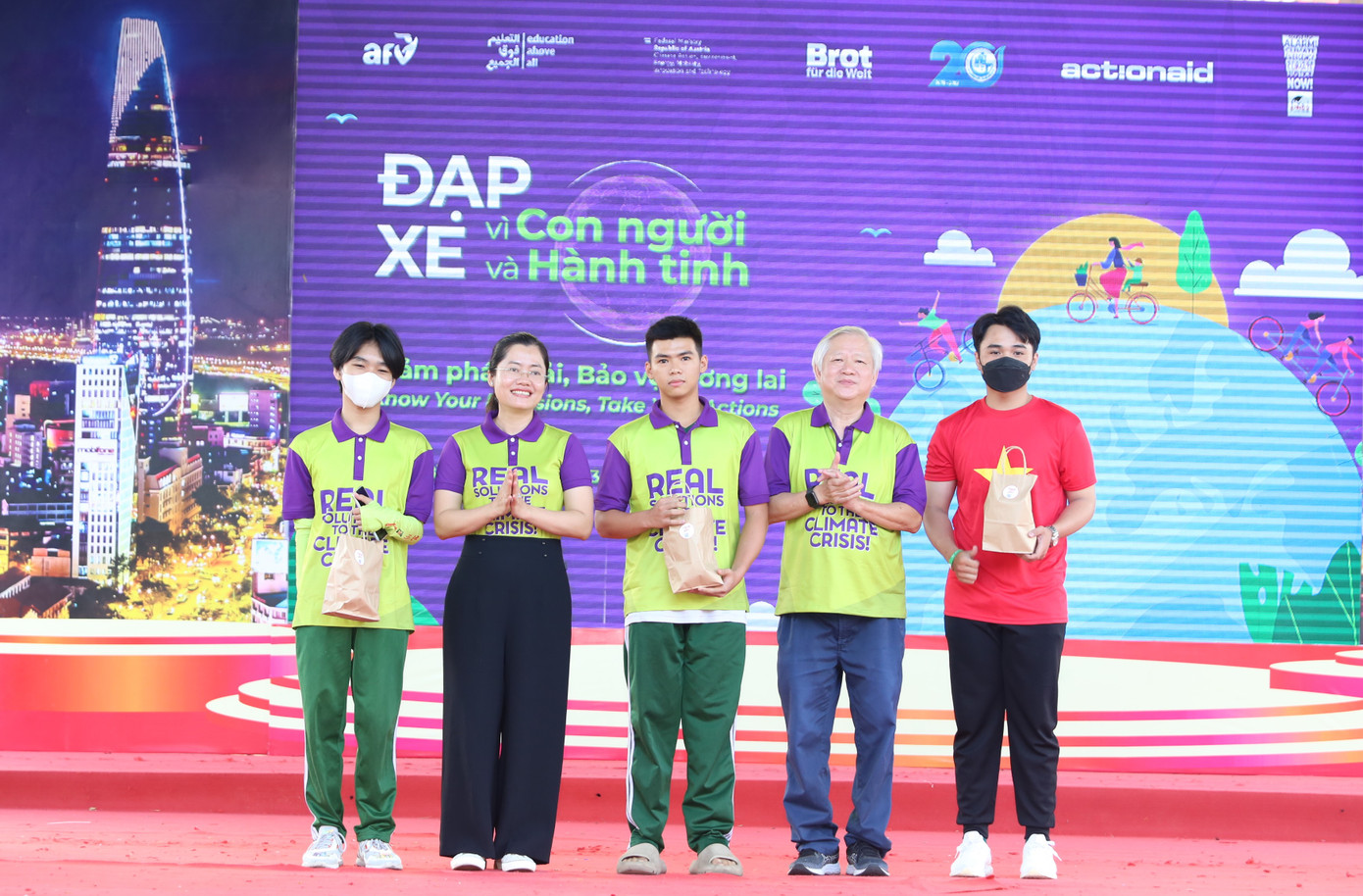 Ban tổ chức trao thưởng cho các bạn trẻ xuất sắc chiến thắng minigame về môi trường và sự sống.