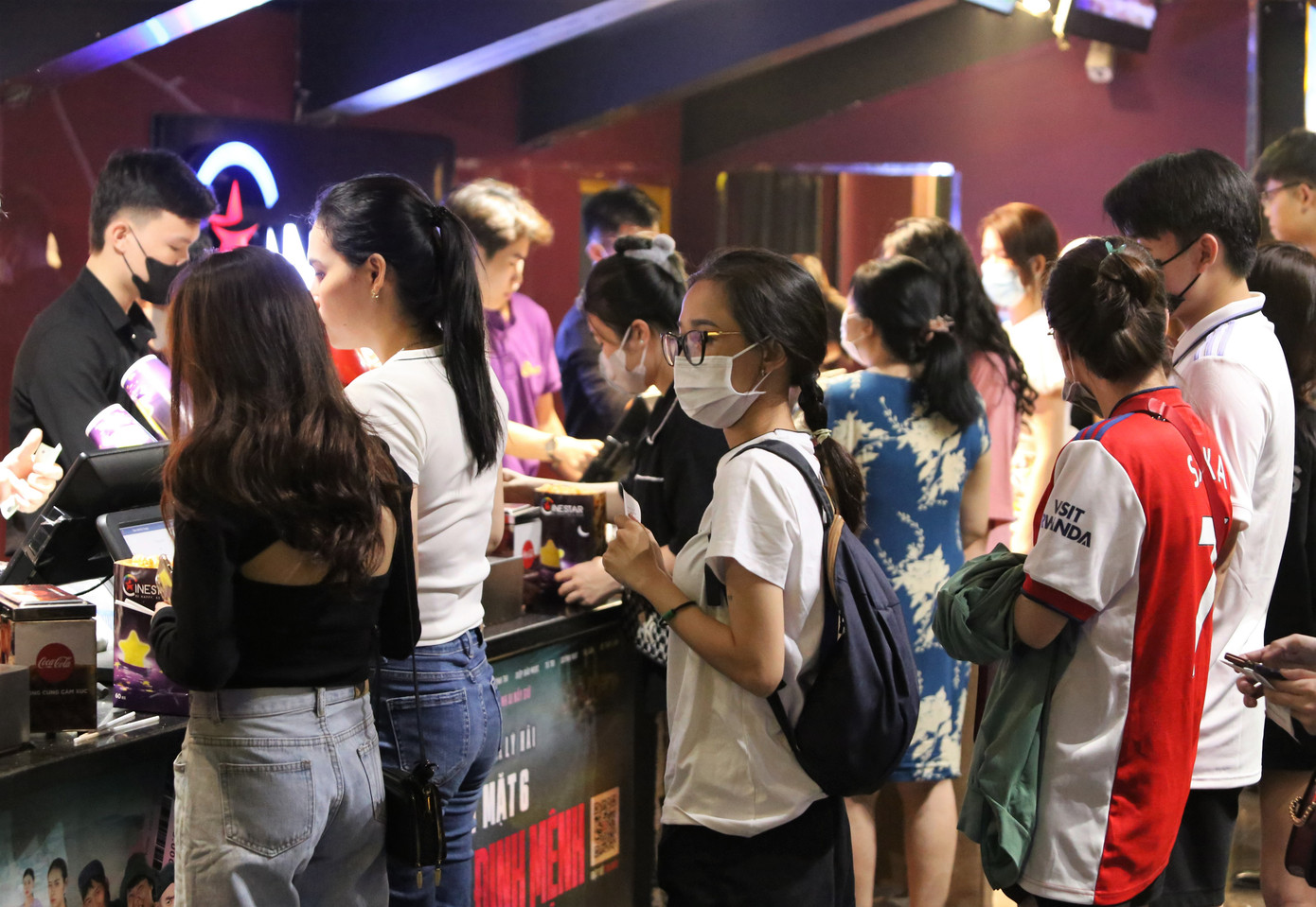 Bạn trẻ đổ xô đến rạp sau những thông tin nóng hổi về cuộc đua tranh thị phần phòng vé giữa hai bom tấn phim Việt.