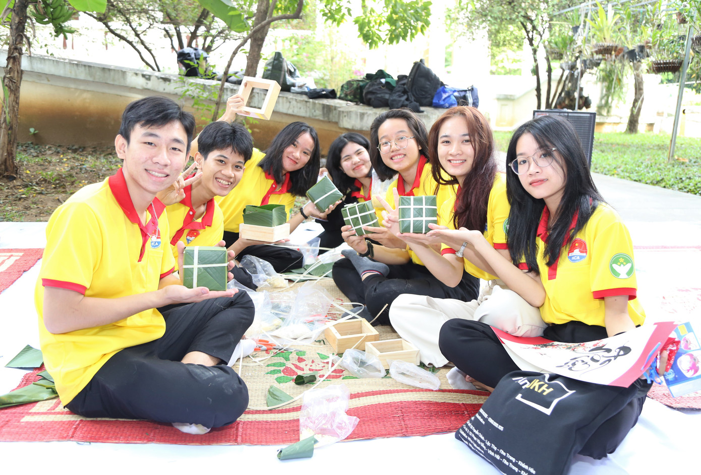 Các bạn sinh viên cũng hào hứng tham gia gói bánh chưng để gửi tặng những người có hoàn cảnh khó khăn vào dịp Tết Nguyên đán.