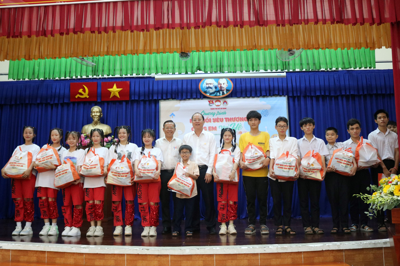 Lãnh đạo TPHCM gửi tặng món quà đến các em nhỏ. Lãnh đạo TPHCM gửi tặng món quà đến các em nhỏ.